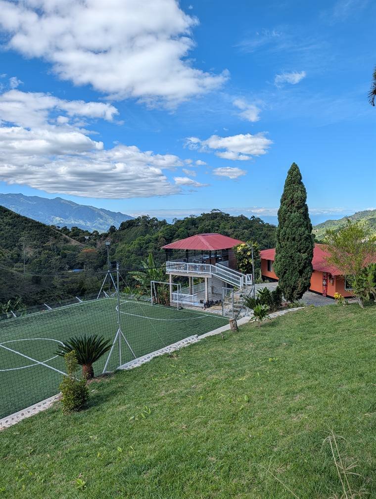 La casa de la finca vista desde la cancha
