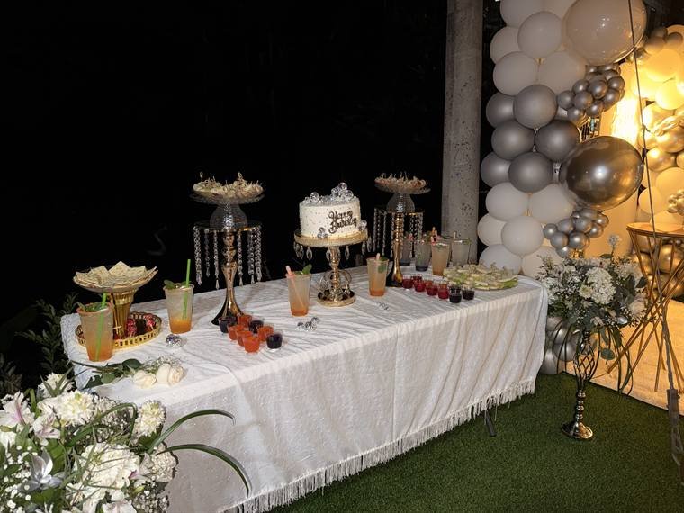 Mesa de postres decorada para un evento