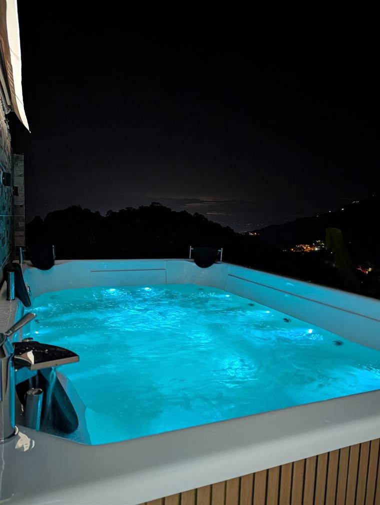 El jacuzzi iluminado de noche